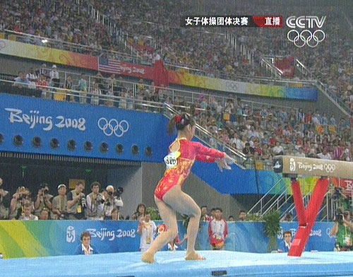 圖文:女子競技體操團體決賽 中國隊出戰(zhàn)