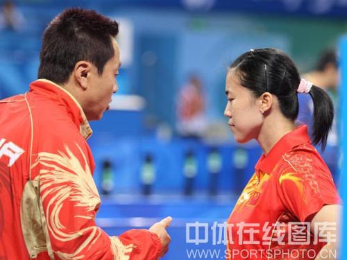 圖文:乒乓球女團(tuán)賽中國對戰(zhàn)新加坡 教練指導(dǎo)