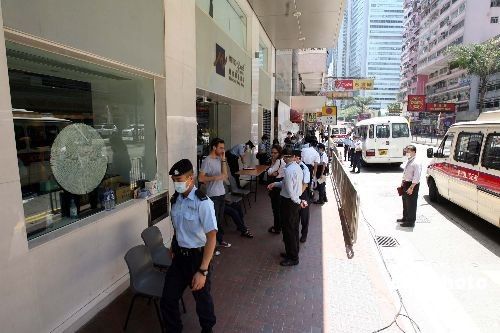 警方及衛(wèi)生署人員到灣仔維景酒店,繼續(xù)進(jìn)行封鎖行動(dòng),該酒店住客須接受隔離。中新社發(fā)洪少葵攝