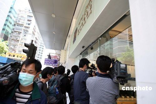 大批香港傳媒匯集因甲型H 1N1流感而被隔離的維景酒店采訪,關(guān)注事態(tài)進(jìn)展。中新社發(fā)洪少葵攝