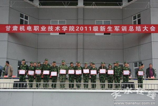 36、軍訓(xùn)優(yōu)秀學(xué)員在領(lǐng)獎(jiǎng)臺(tái)上.jpg