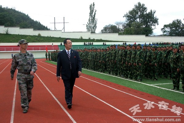 4、李宗義書記在部隊(duì)首長陪同下檢閱軍訓(xùn)成果.jpg