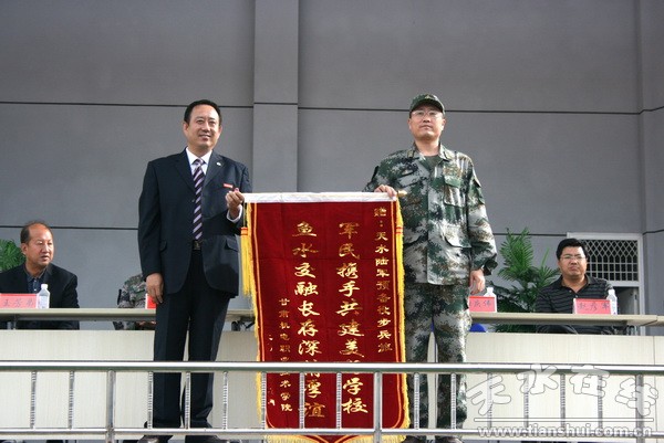 5、李宗義書記向承訓(xùn)部隊(duì)授旗.jpg