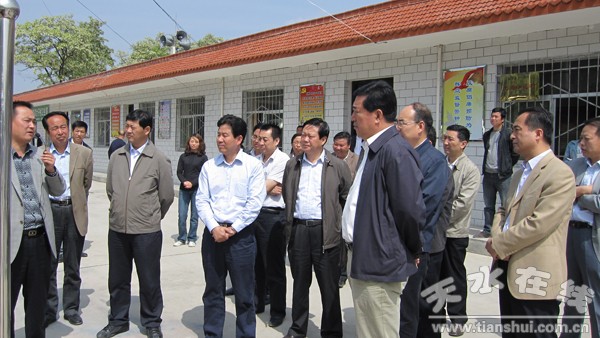 市、區(qū)領導視察李家臺子村新農(nóng)村和城鄉(xiāng)一體化建設.JPG