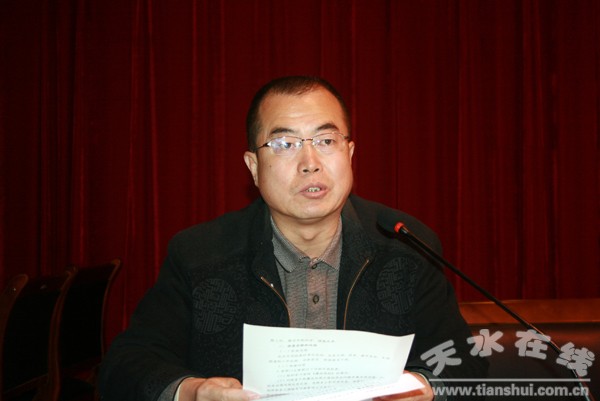 3、副院長李自勇宣讀開展廉潔文化進(jìn)校園活動有關(guān)文件.jpg