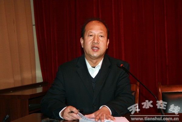 2、學(xué)院黨委副書記、副院長王芳弟主持活動.jpg