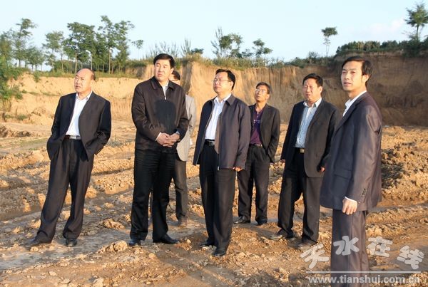 檢查天河生態(tài)酒業(yè)城技改擴(kuò)建項(xiàng)目 (2).jpg