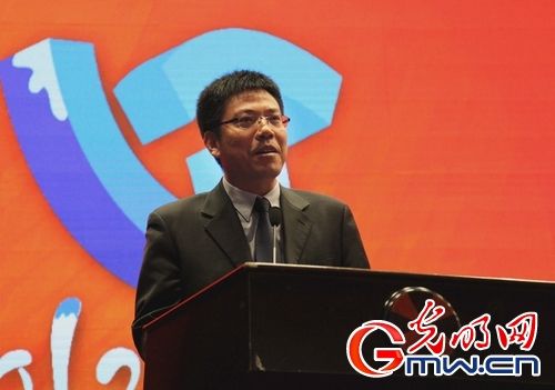 光明網(wǎng)總裁陸先高代表網(wǎng)絡媒體宣讀《哈爾濱宣言》。光明網(wǎng) 楊晶 攝 光明網(wǎng)總裁陸先高代表網(wǎng)絡媒體宣讀《哈爾濱宣言》。光明網(wǎng) 楊晶 攝