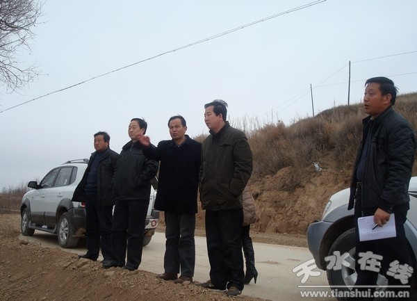 檢查2013年旱作農(nóng)業(yè)預(yù)留地情況.JPG