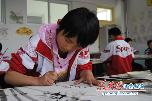 伏羲班的同學(xué)正在上國(guó)畫(huà)課(呼雙鵬攝)