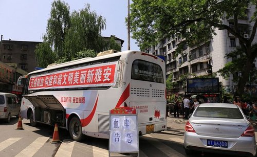 四川省雅安市蘆山縣4月20日8點(diǎn)02分發(fā)生7.0級地震,市民紛紛外出躲避地震。圖為雅安市區(qū)市民獻(xiàn)血。