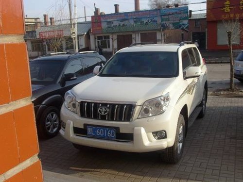 黑龍江貧困縣法院租樓辦公 院長乘75萬豪車兜風