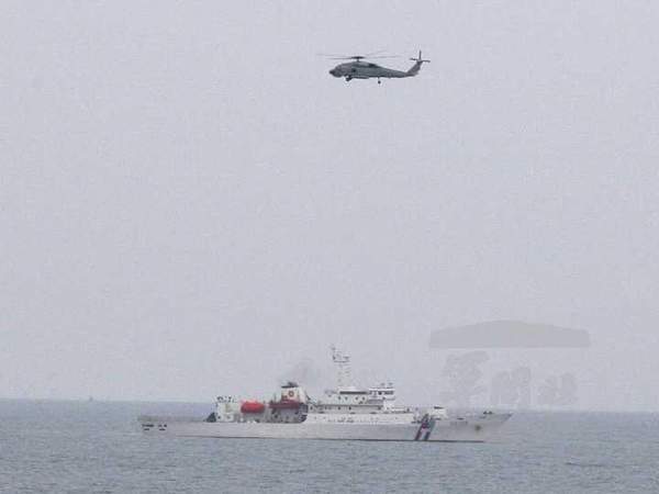 資料圖:臺灣軍艦在巴士海峽護漁現(xiàn)場。