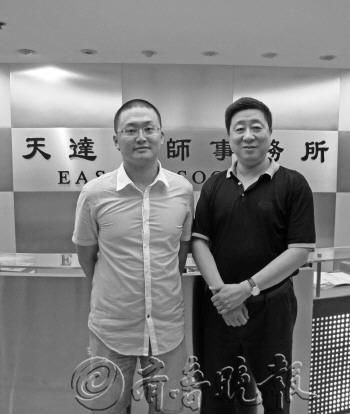 本報(bào)記者和錢列陽(右)合影。