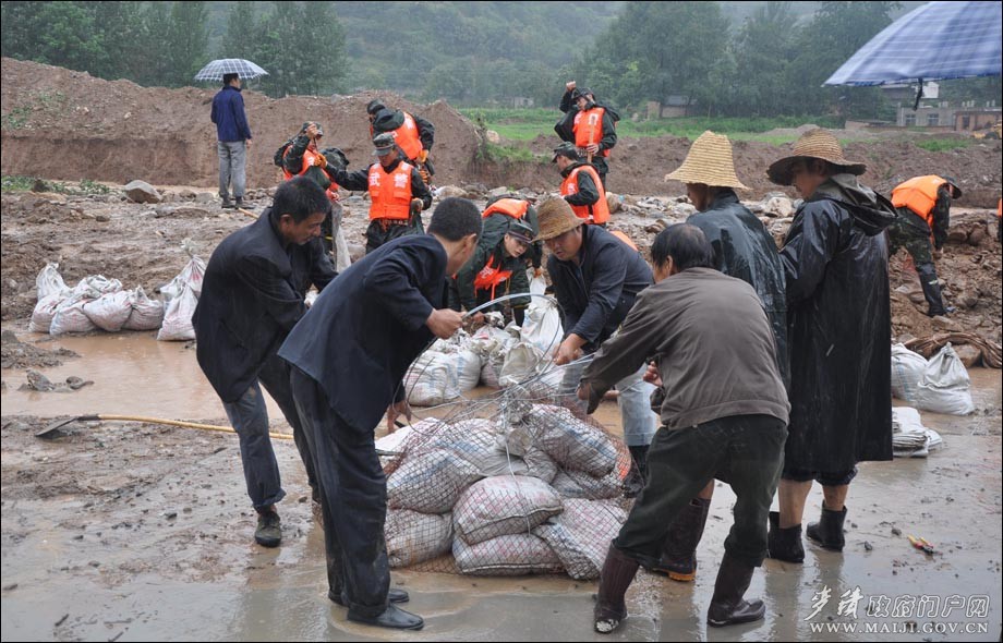 軍民齊心協(xié)力開展抗洪搶險(xiǎn).jpg