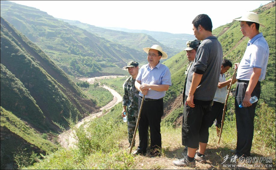 區(qū)委書記張智明察看指導(dǎo)伯陽鎮(zhèn)“堰塞體”疏浚泄洪工作.jpg