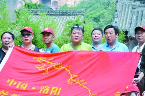 采風(fēng)團(tuán)成員在麥積山石窟合影留念。采風(fēng)團(tuán)供圖