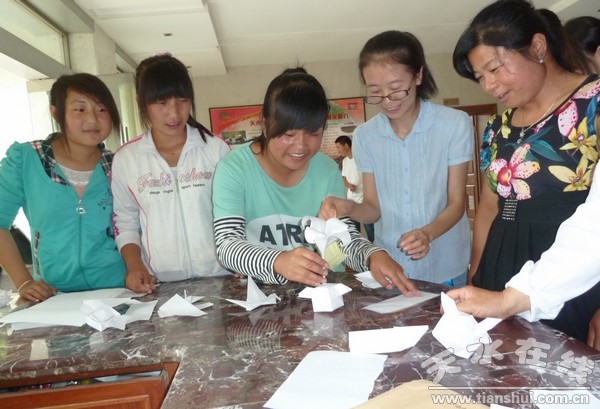 家政服務(wù)員鑒定實(shí)踐制作手工折紙.JPG