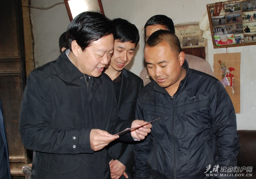 市委副書記、代市長、市政協(xié)主席楊維俊在“雙聯(lián)”村調(diào)研.JPG