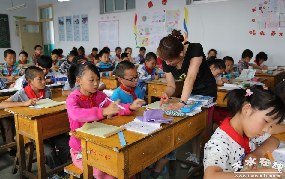 清水縣軒轅小學的教師正在為孩子們輔導.jpg