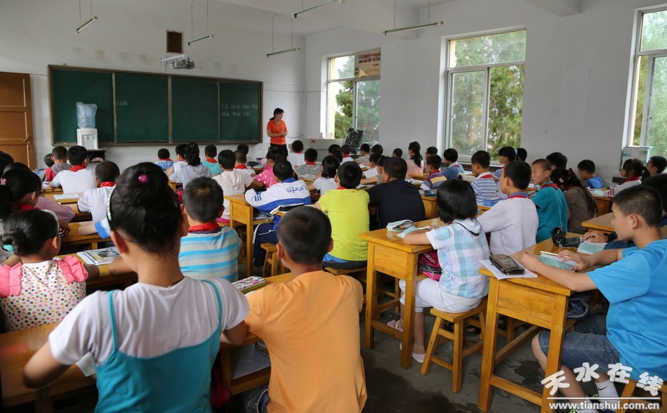 清水縣原泉小學五年級同學正在上語文課.jpg