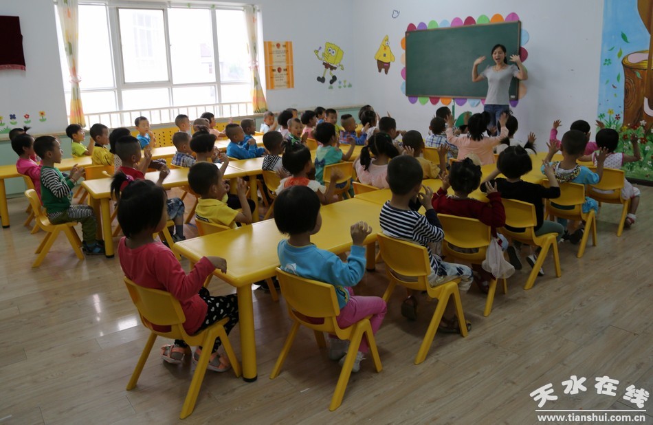清水縣第三幼兒園的小朋友正在做游戲.jpg