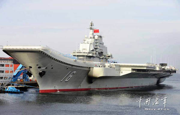 原文配圖:中國海軍航母平臺港內(nèi)最新靜態(tài)照片。李唐 攝