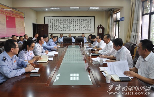 (在區(qū)地稅局調(diào)研) (在區(qū)地稅局調(diào)研)