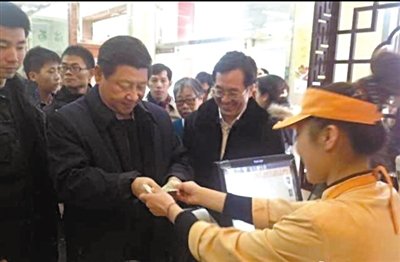 習(xí)近平包子鋪就餐親自排隊(duì)端盤買單 小菜也吃光