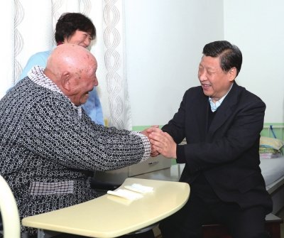習(xí)近平在四季青敬老院看望老人。新華社發(fā)