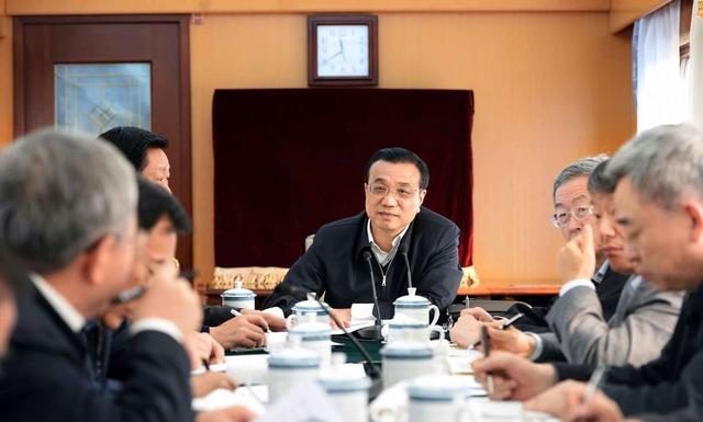 李克強(qiáng)赴陜西山區(qū)看望特困民眾 途中乘綠皮火車