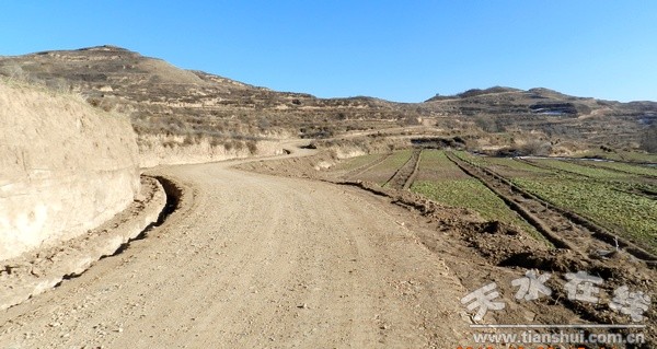 扶貧辦為衡吳村聯村聯戶幫建的沙化村組道路項目01.jpg