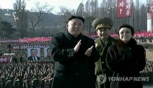 資料圖片:金敬姬(右一)在今年5月19日朝鮮中央電視臺(tái)播出的紀(jì)錄片《白頭山大國的全盛期》中露臉(韓聯(lián)社)