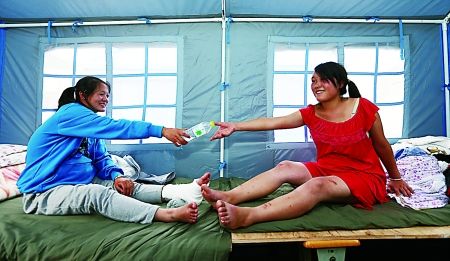 懷孕7個月的艾福玲(右)和李朝惠在救災(zāi)帳篷內(nèi)
