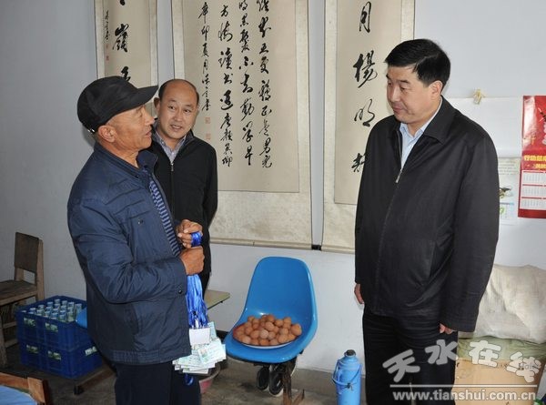 2014年9月30日清水縣委書記劉天波慰問敬老院的老人 (3).jpg