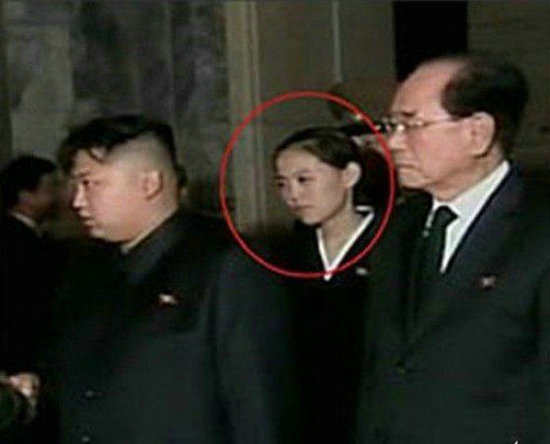 金與正是金正恩胞妹,1987年9月26日出生,原朝鮮勞動(dòng)黨總書(shū)記、第二代最高領(lǐng)導(dǎo)人金正日四女,母親是高英姬。金與正也是金正哲、金正恩的同父母妹妹。據(jù)悉,小女兒金與正一直備受金正日寵愛(ài)。資料圖:紅色標(biāo)記為金正恩妹妹金汝靜。