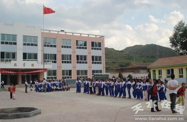 清水縣黃門鄉(xiāng)什字附中 的學(xué)生們?cè)谡n間活動(dòng).jpg