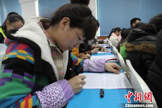 圖為老師在師德承諾書(shū)上簽字。 劉玉桃 攝