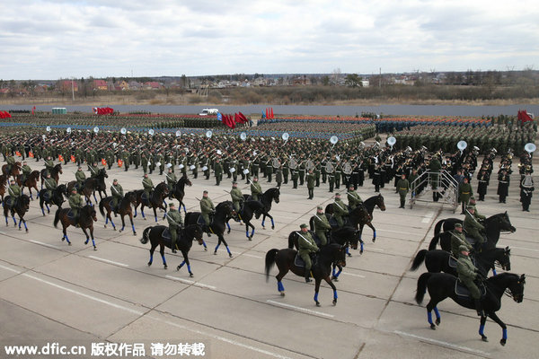 原文配圖:當(dāng)?shù)貢r間2015年4月22日,俄羅斯莫斯科地區(qū),俄羅斯陸軍騎兵呈方陣隊形在莫斯科郊外的Alabino踏步前進(jìn),為將于5月9日進(jìn)行的反法西斯勝利70周年大閱兵彩排。