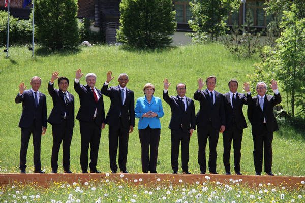 G7峰會宣言點名批評俄羅斯,稱只要新明斯克協(xié)議得不到徹底履行,就將繼續(xù)對俄制裁。歐洲理事會主席圖斯克稱:“如果有人想要提起改變對俄羅斯的制裁政策,那只能是關(guān)于加強制裁的討論!眻D為G7峰會領(lǐng)導(dǎo)人合影