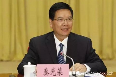 環(huán)資委的卸任封疆大吏最多,達(dá)8人。這與我國目前的環(huán)境資源問題不無關(guān)聯(lián)。近年來,改革開放以來積累的環(huán)境資源矛盾集中爆發(fā),全國人大常委會接連修訂環(huán)保法、大氣污染防治法等環(huán)資法規(guī),啟動相關(guān)的執(zhí)法檢查。破解環(huán)境資源矛盾牽扯到多方面問題,城市布局、人口管控、經(jīng)濟(jì)轉(zhuǎn)型、跨省合作等等,正需要具備宏觀統(tǒng)籌協(xié)調(diào)能力、深諳環(huán)資深層問題的封疆大吏們把脈。