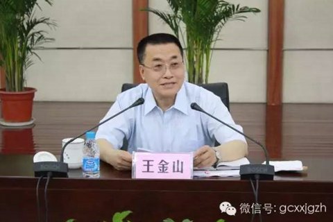 卸任的封疆大吏們在各專門委員會干得怎么樣?“政事兒”(微信公眾號ID:gcxxjgzh)數(shù)次旁聽過全國人大常委會會議的分組審議,近距離觀察過這些官員。分組審議時,他們發(fā)言很踴躍,直陳自己的看法,經(jīng)常提出建設(shè)性意見。