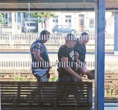歐洲列車(chē)槍擊案:嫌犯廁所裝彈 被美國(guó)軍人制服
