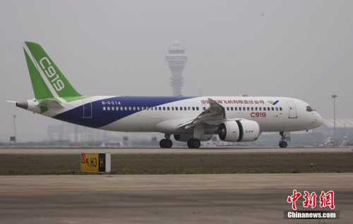 資料圖:5月5日,首架國產(chǎn)大飛機(jī)C919在上海成功首飛。楊駿 攝 資料圖:5月5日,首架國產(chǎn)大飛機(jī)C919在上海成功首飛。楊駿 攝