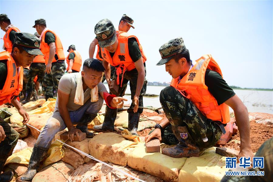 (防汛抗洪·圖文互動(dòng))(2)洪水不退,子弟兵誓死不退——解放軍和武警部隊(duì)官兵參與洪澇災(zāi)害搶險(xiǎn)救援記事