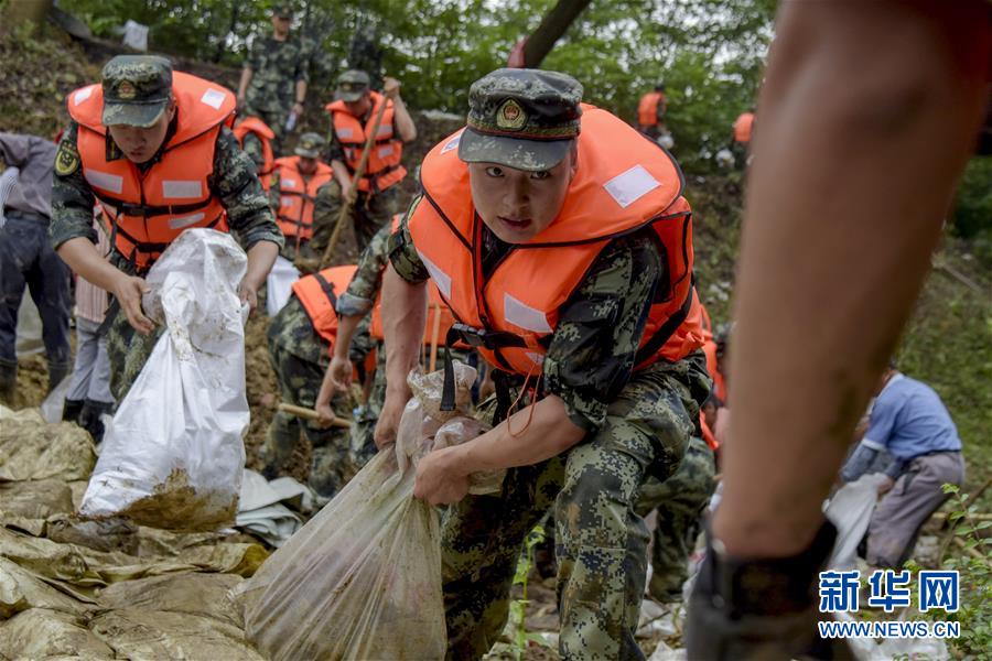 (防汛抗洪·圖文互動(dòng))(6)洪水不退,子弟兵誓死不退——解放軍和武警部隊(duì)官兵參與洪澇災(zāi)害搶險(xiǎn)救援記事