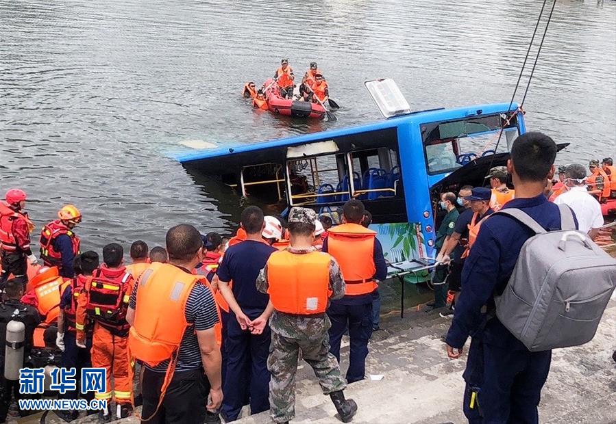 (社會)貴州安順公交車墜入虹山湖水庫致21人死亡15人受傷