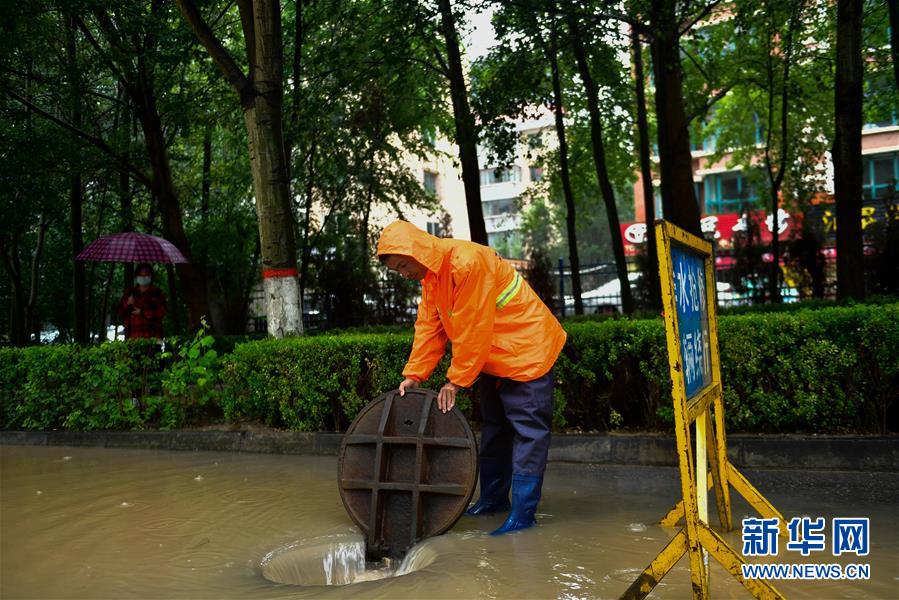 (社會(huì))(3)青海西寧:強(qiáng)降水引發(fā)城市積水