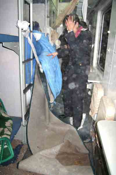 沙塵暴突襲百里風區(qū) T70次列車生死之旅(圖)