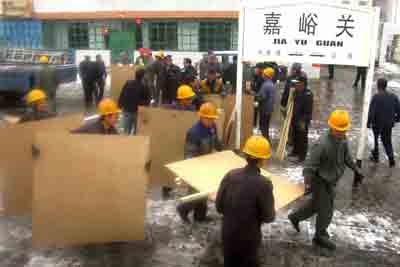 沙塵暴突襲百里風區(qū) T70次列車生死之旅(圖)